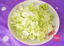 Illustration of how to make stir-fried cabbage and carrots 3