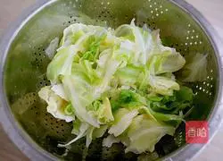 Illustration of how to make hand-shredded cabbage 6