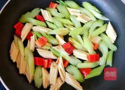 Illustration of how to stir-fry celery and yuba 7