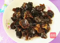 Illustration of how to stir-fry fungus with potatoes and cucumbers 4