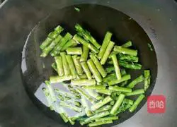 Illustration of how to make asparagus mixed with shrimp 3
