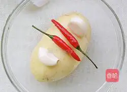 Illustration of how to make potato shreds 1