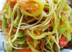 Illustration of how to make shredded bamboo shoots in cold salad 7