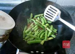 Illustration of how to make stir-fried green beans 6