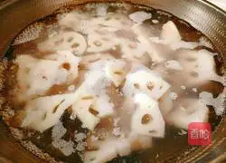 Illustration of how to make lotus pond stir-fry 9