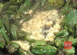 Illustration of how to stir-fry garlic and green pepper 9