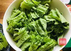 Illustration of how to make sea rice, salted egg and bamboo shoot leaf soup 2