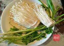 Illustration of how to mix garlic sprouts with enoki mushrooms 1