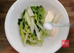 Illustration of how to stir-fry celery and fungus 9