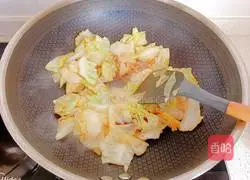 Illustration of how to make stir-fried shredded cabbage with soy sauce 8