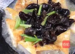 Illustration of how to cook tofu with fungus and celery 8