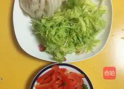 Illustration of how to make celery and lotus root slices with oil 2