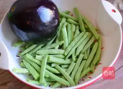Illustration of how to make stir-fried green beans and eggplant 1