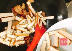 Illustration of how to stir-fry onions and dried beans 5