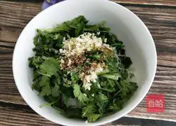 Illustration of how to make cold spinach and dried tofu skin 14