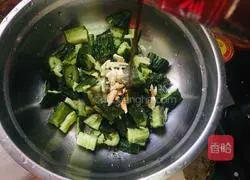 Illustration of how to make cucumbers with garlic paste 5