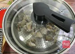 Illustration of how to make cold conch meat 3