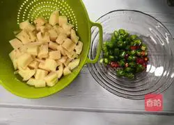 Illustration of how to make spicy lotus root dices 2