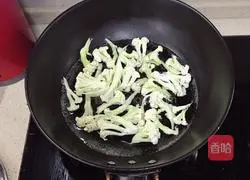 Illustration of how to make stir-fried black fungus with cauliflower 2