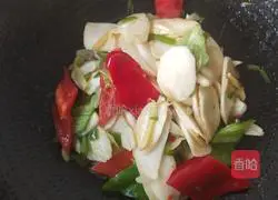 Illustration of how to stir-fry wild rice with double peppers 9