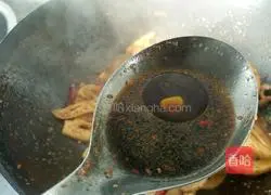 Illustration of how to make spicy hot pot lotus root slices 12