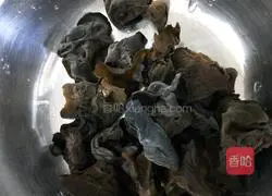 Illustration of how to make shredded cucumber mixed with fungus 1