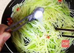 Illustration of how to make spicy and sour green pepper and potato shreds 12