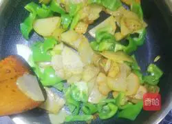 Illustration of how to make fried potato slices with green pepper 5