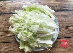 Illustration of how to make shredded cabbage in vinegar 4