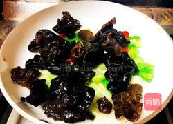 Illustration of how to make fried fungus with double pepper 5