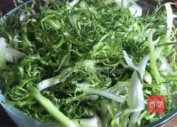 Wolfberry and peanut mixed with bitter chrysanthemum Illustration of how to do it 7