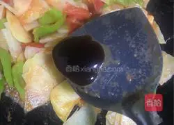 Illustration of how to make fried potato slices with green pepper 9