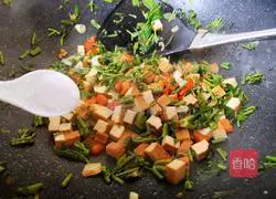 Illustration of how to make fried toon and dried beans 14