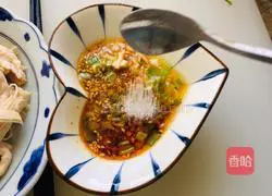 Illustration of how to dip and shred chicken breast in water 10