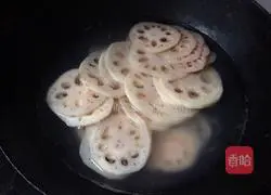 Illustration of how to make spicy lotus root slices 4