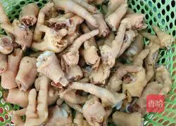 Illustration of how to make spicy and sour chicken feet 7