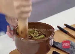 Illustration of making pepper and preserved eggs 5