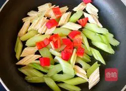 Illustration of how to stir-fry celery and yuba 6