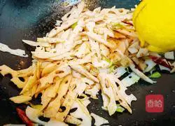 Illustration of how to make lemon and lotus root strips 10