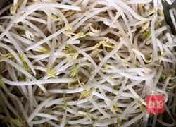 Illustration of how to make fried bean sprouts with shredded carrots 1