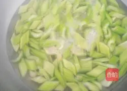Illustration of how to make celery mixed with yuba 4