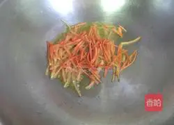 Illustration of how to stir-fry three shredded silkworms 4