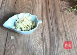 Illustration of how to mix amaranth stems with shredded chicken 3