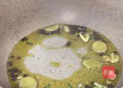 Illustration of how to make fried lotus root slices with pepper, sesame and snow peas 7