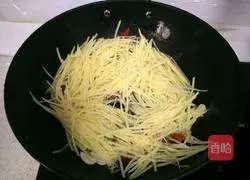 Illustration of how to make spicy potato shreds 7