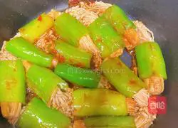 Illustration of how to make spicy pepper and enoki mushroom rolls 5