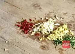 Illustration of making spicy and sour potato and lotus root 3