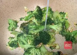 Illustration of how to make oyster sauce, wolfberry and broccoli 10