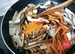 Dry the black oyster mushrooms until fragrant Practice illustration 4