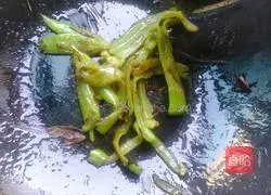 Illustration of how to make tiger skin green pepper preserved eggs 6
